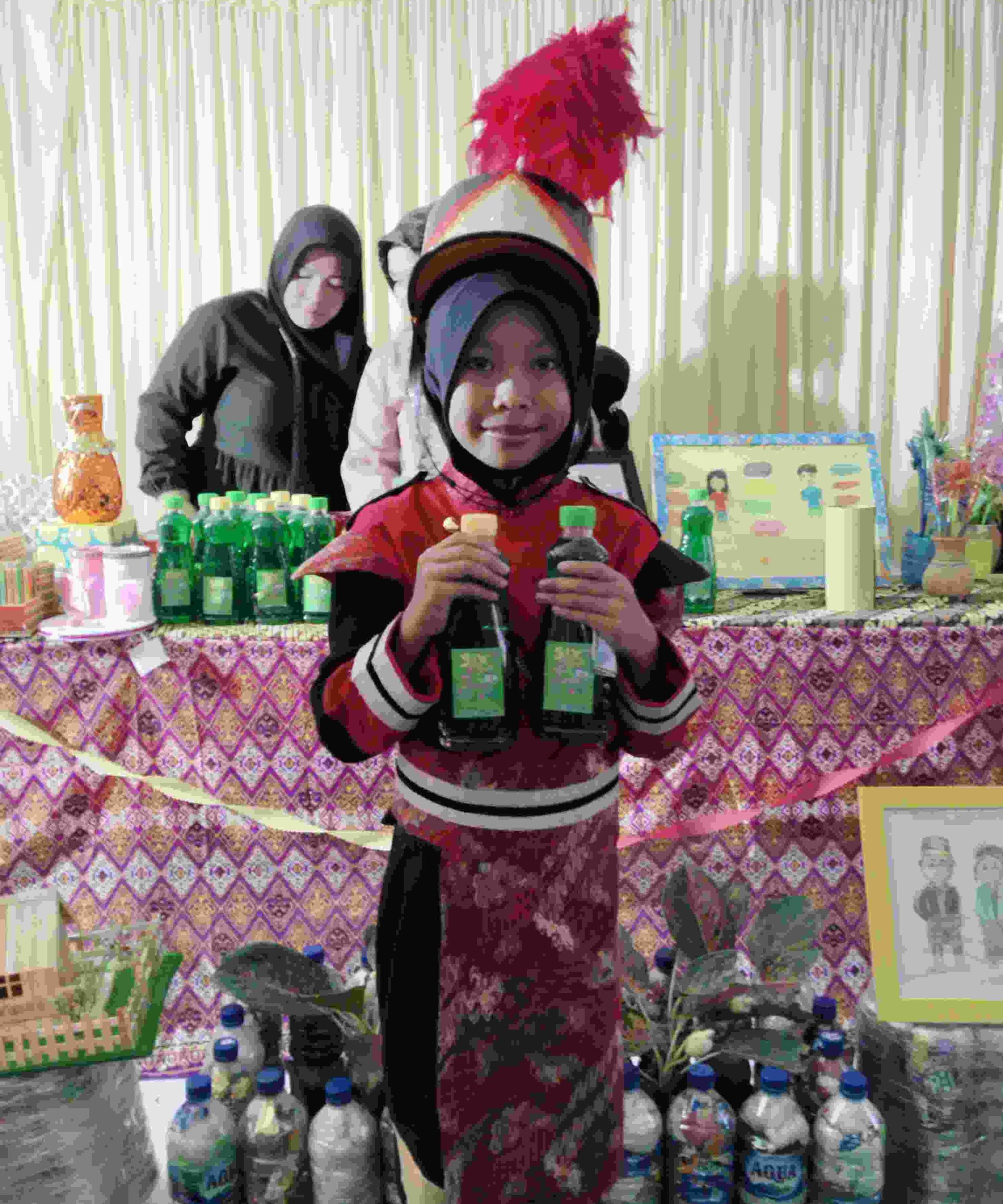 Salah seorang siswi SD Negeri 066661 Medan Deli saat di ruang pameran panen karya. (Monang Sitohang) 