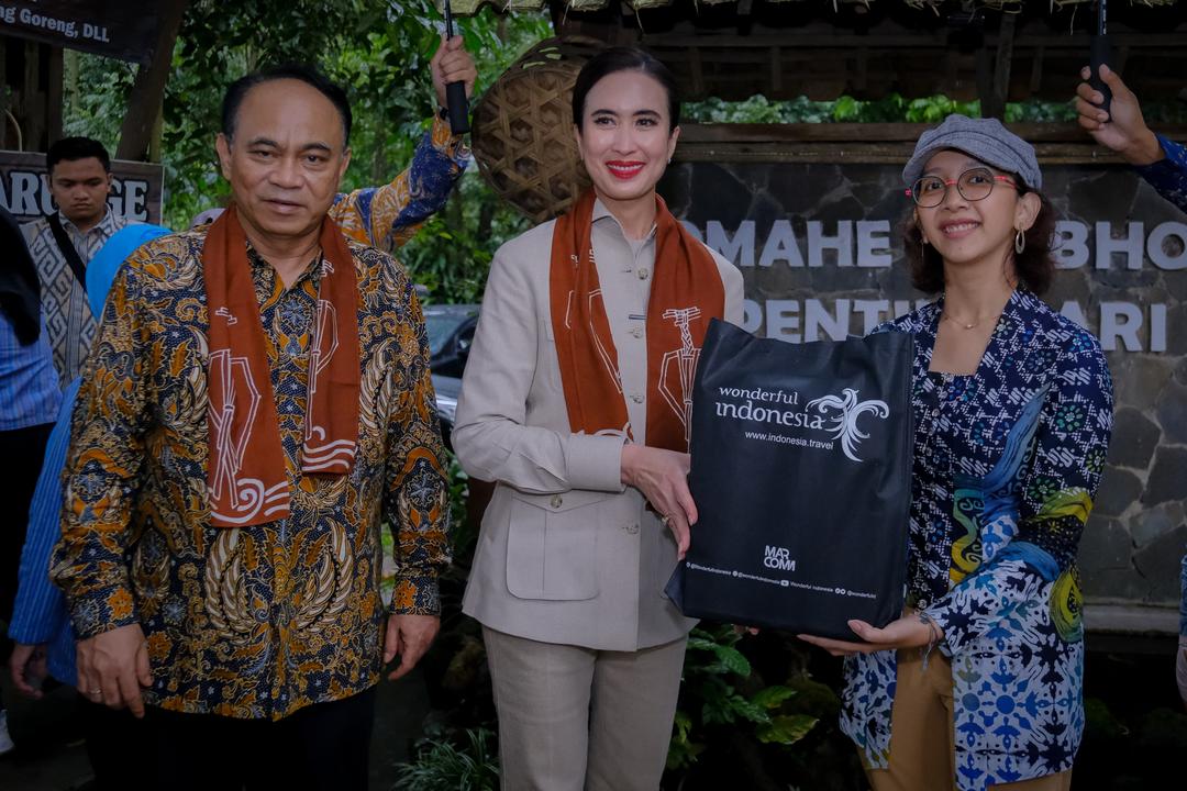 Menpar Saksikan Keindahan Desa Wisata Pentingsari, Peraih ASEAN Tourism Award 1 Menpar