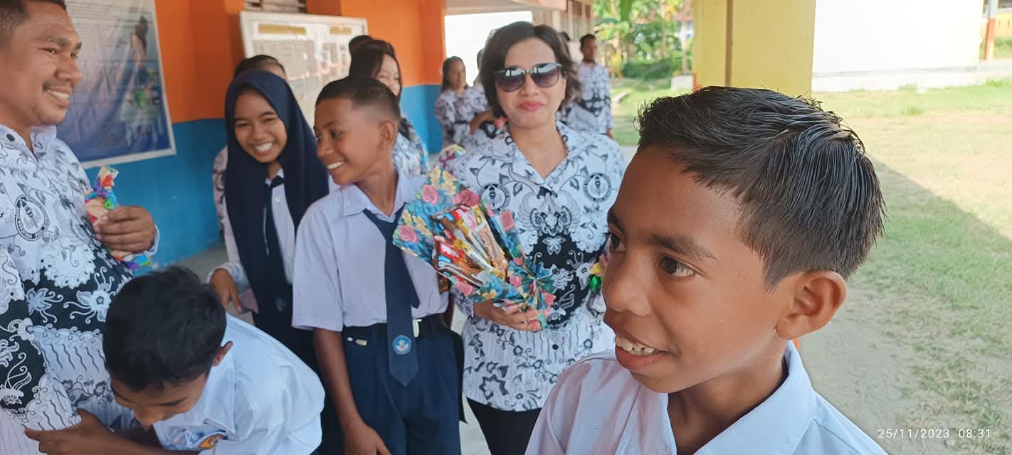 Bu Guru, Melintasi Tiga Provinsi Berlabuh di Leksula 3 Di