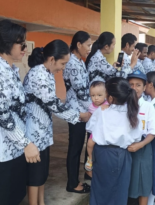 Bu Guru, Melintasi Tiga Provinsi Berlabuh di Leksula 6 Di