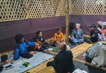 Hujan Tak Surutkan Semangat Diskusi Sawala Dasa Wacana Diskusi