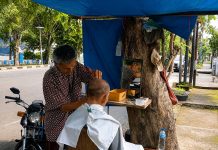Pak Is 69 Tahun, Tukang Pangkas 3 Dekade Bertahan di Bawah Pohon Medan Pangkas