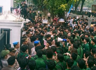 Massa BEM USU Berunjuk Rasa di DPRD Sumut USU