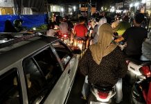 Macet Parah Pasar VII Tembung, Warga Turun Tangan Atur Lalin Jalan