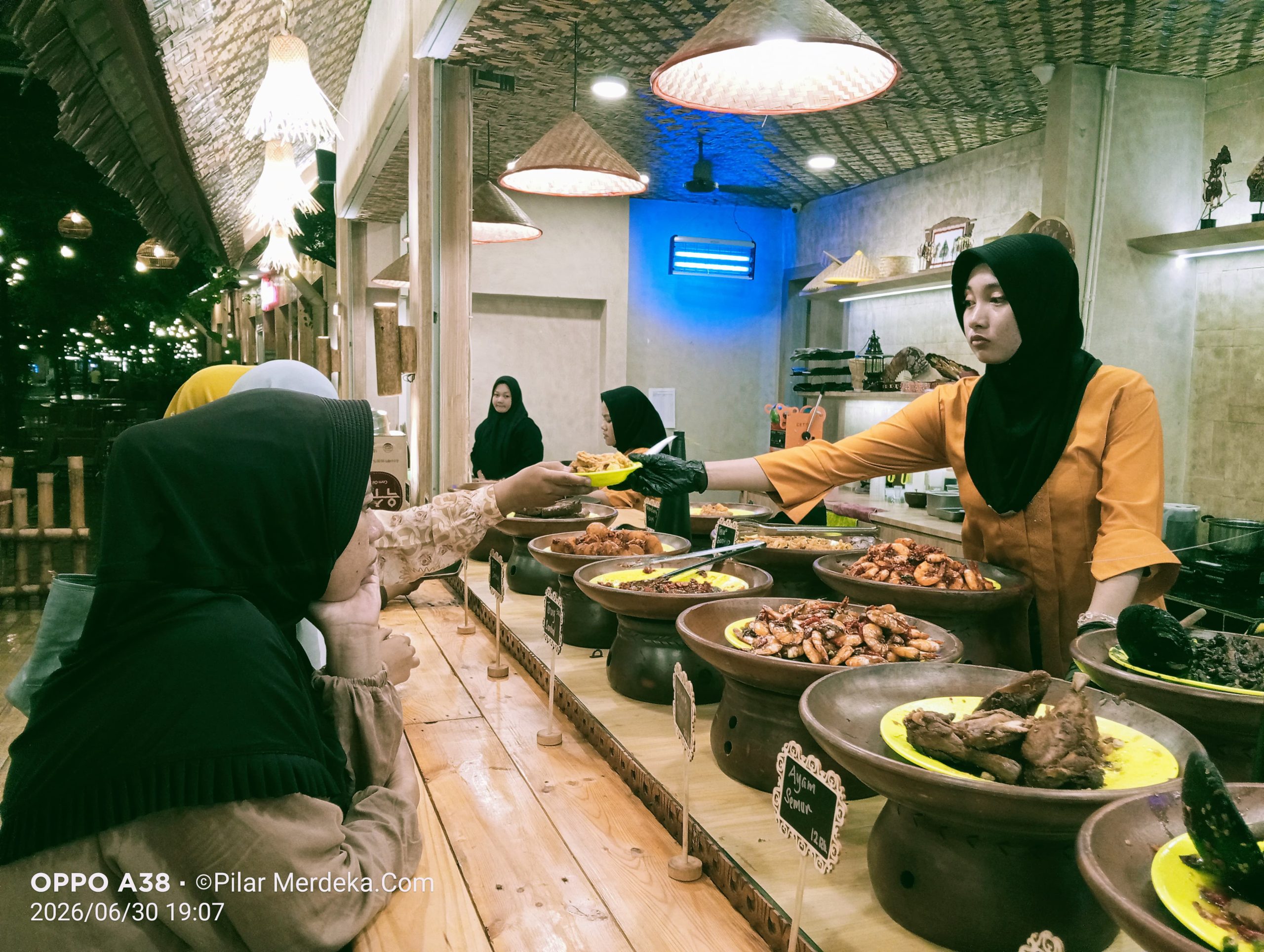 Makan di Dahar Sanggu, Ala Prasmanan Harga Kaki Lima 1 Dahar Sanggu