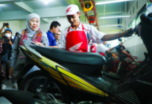 Masyarakat Serbu Layanan Servis Motor Gratis Siswa SMK Krembung Layanan